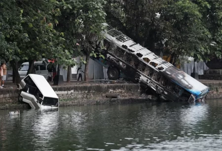 এবার সরকার সমর্থককে ময়লার গাড়িতে ফেললো লঙ্কান বিক্ষোভকারীরা