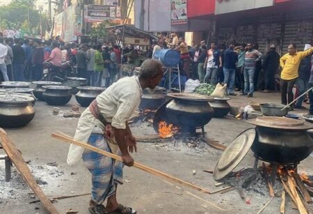 নেতাকর্মীদের জন্য খিচুড়ির ব্যবস্থা যুবলীগের