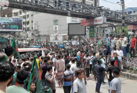 সায়েন্সল্যাবে বাড়ছে আন্দোলনকারীর সংখ্যা, কোথাও নেই পুলিশ