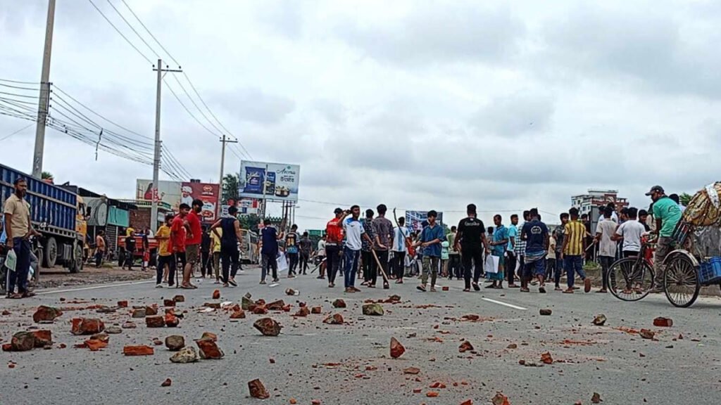 কুমিল্লায় মহাসড়কে শিক্ষার্থীরা, ইউএনও’র গাড়ি ভাঙচুর