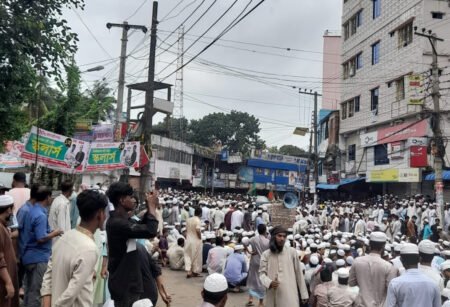 চট্টগ্রাম-কক্সবাজার মহাসড়কে মাদরাসা শিক্ষার্থীদের অবস্থান